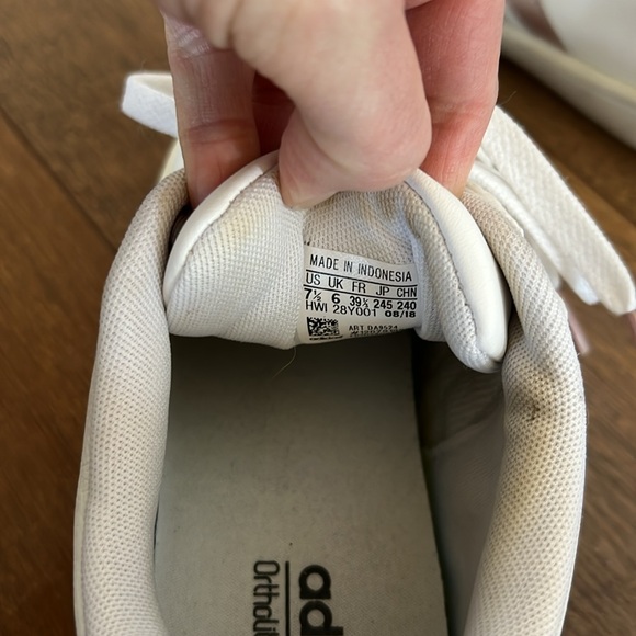 Adidas White and Pink Sneakers Low-Top Design - Picture 5 of 8